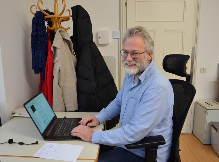 <span lang="DE-AT" style="font-size:10.0pt;
font-family:"Arial",sans-serif;mso-fareast-font-family:Calibri;mso-fareast-theme-font:
minor-latin;color:black;mso-ansi-language:DE-AT;mso-fareast-language:DE;
mso-bidi-language:AR-SA">Zu all den anderen ehrenamtlichen Tätigkeiten hat Anton Schäfer auch noch den Vorsitz der Volkshilfe Vorarlberg übernommen.</span><span lang="DE-AT" style="font-size:10.0pt;font-family:"Arial",sans-serif;mso-fareast-font-family:
Calibri;mso-fareast-theme-font:minor-latin;color:black;mso-ansi-language:DE-AT;
mso-fareast-language:DE;mso-bidi-language:AR-SA"> <i><span class="copyright">HRJ</span></i></span>