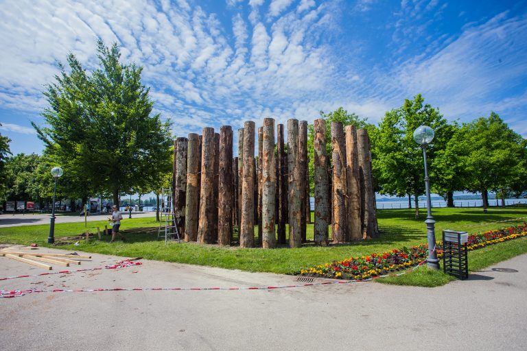 Eine Kunstinstallation (mit Bäumen) von Angelo Roventa, die ebenfalls in den Bregenzer Seeanlagen zu sehen war.  <span class="copyright">Philipp Steurer</span>