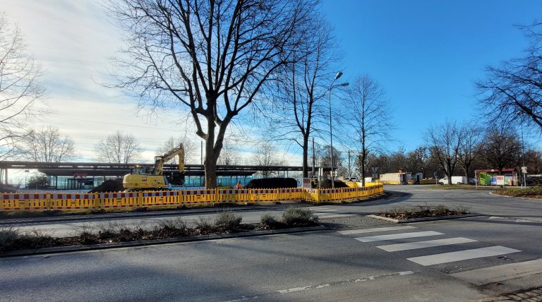 Die Bauarbeiten rund um den Bahnhof Lochau-Hörbranz mit neu gestaltetem Vorplatz, einem großzügig dimensioniertem Busterminal und einer neu strukturierten Park-and-Ride-Anlage wurden wieder aufgenommen.