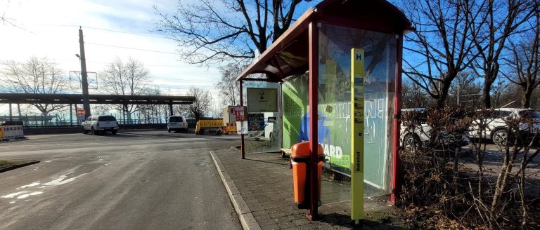 Aus der kleinen Bushaltestelle wird am Bahnhofvorplatz ein großzügig dimensionierter Busterminal neu angelegt.