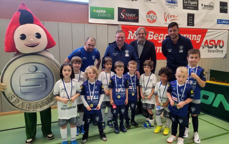 Auch Bürgermeister Frank Matt war zur Siegerehrung der U8 Teams in die Sporthalle gekommen. Im Bild mit dem Lochauer Nachwuchs.