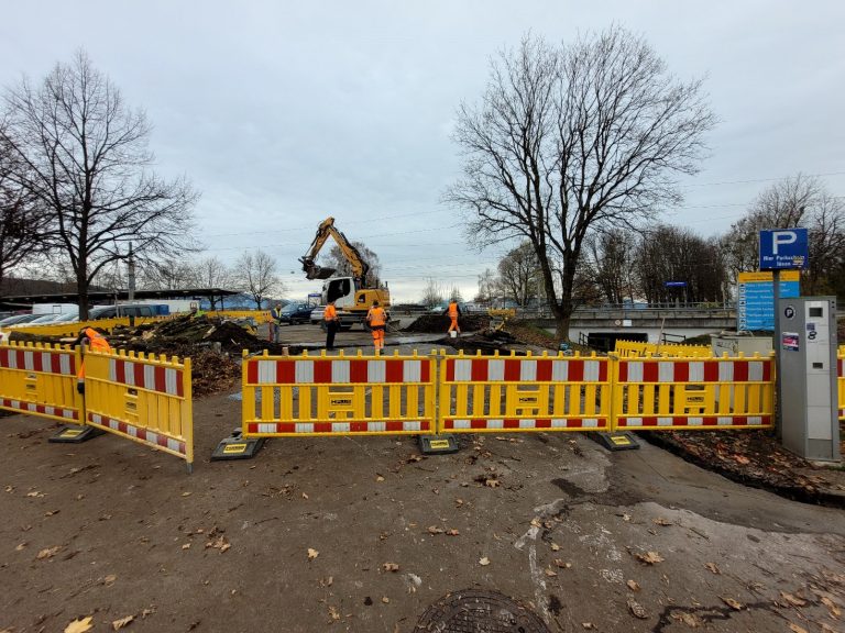 Bereits im November letzten Jahres wurde mit ersten erfolgreichen Platzräumungsarbeiten auf dem bestehenden Parkplatz und im Bereich des Bahnhofvorplatzes begonnen.