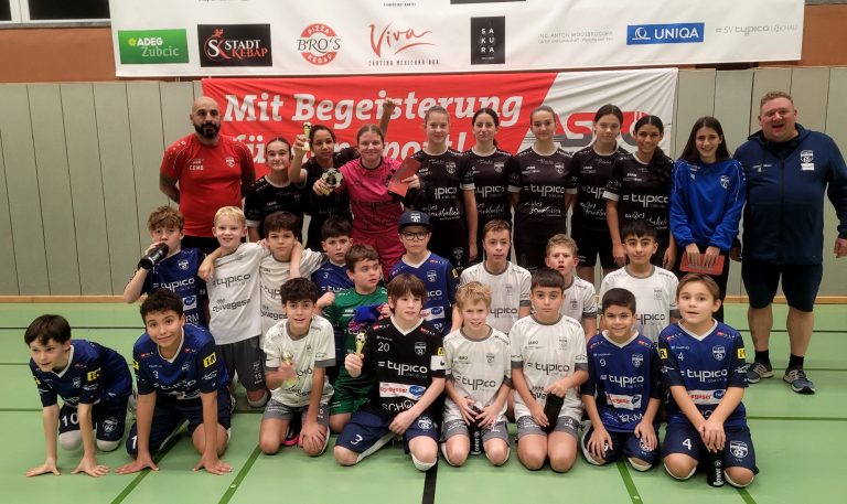 Für die Lochauer Nachwuchsteams ist das heimische Hallenturnier ein besonderer Höhepunkt in der Wintersaison. Im Bild das „Lochauer U12“-Hallenteam des SV typico Lochau mit Trainern.
