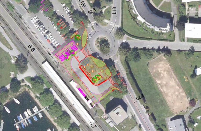 Planskizze von der neuen modernen Mobilitätsdrehscheibe im Leiblachtal am Bahnhof Lochau-Hörbranz, unter anderem mit neuem Bahnhofvorplatz, mit mehr Fahrrad-Abstellplätzen, mehr Bus-Stellplätzen und einem neu strukturierten Pkw-Parkplatz.