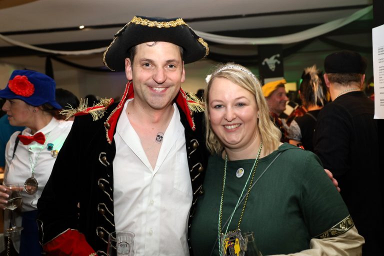 Pirat und Bürgermeister Andreas Kresser mit Prinzessin Desiree.