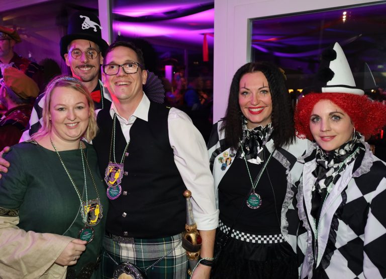 Die neuen Ordensträger Christof Lintschinger-Mangold (hinten), Elke Huber (2. v. r.) und Sabrina Jochum (r.) zusammen mit dem amtierenden Prinzenpaar Prinzessin Desiree (l.) und Prinz Florian.