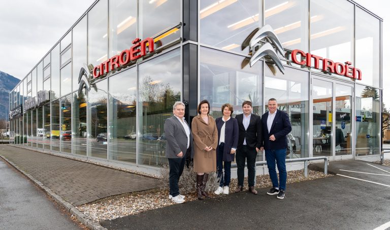 Erich Blum hat im benachbarten Familienunternehmen Schneider Automobil einen geeigneten Nachfolger gefunden. V.l.: Erich Blum, Karin Seyfried, Andrea Blum, Philipp Blum, Joachim Singer. <span class="copyright">FA </span>