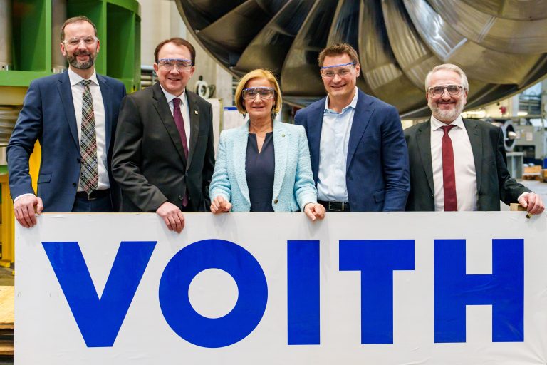 Reinhold Schneider (Managing Director Voith Hydro St. Pölten), Matthias Stadler (Bürgermeister St. Pölten), Johanna Mikl-Leitner (Landeshauptfrau Niederösterreich), Martin Blum (Geschäftsführer Blum), Gerhard Seyrling (CEO Voith Hydro Austria).<span class="copyright"> Blum</span>