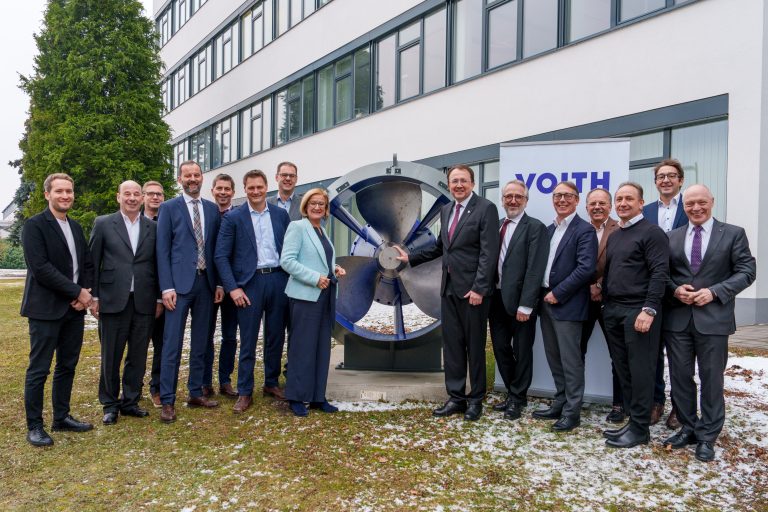 Alle Beteiligten freuten sich bei einem Lokalaugenschein bei der Voith Group auf die zukünftige Zusammenarbeit. <span class="copyright">Blum</span>