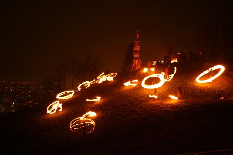 Viele Menschen lehnen Gewalt ab, auch symbolische Gewalt wie die Verbrennung von Funkenhexen.<span class="copyright">Thomas Loß/Wikipedia</span>