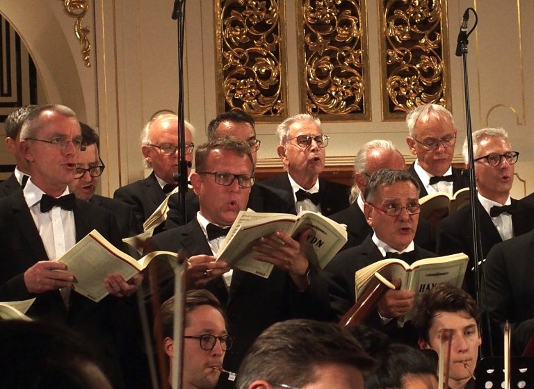 90 speziell ausgesuchte Sängerinnen und Sänger aus Vorarlberg und der Bodenseeregion werden heuer Bruckners Messe Nr. 2 und das „Gloria“ des britischen Zeitgenossen John Rutter aufführen.<span class="copyright"> fritz jurmann</span>