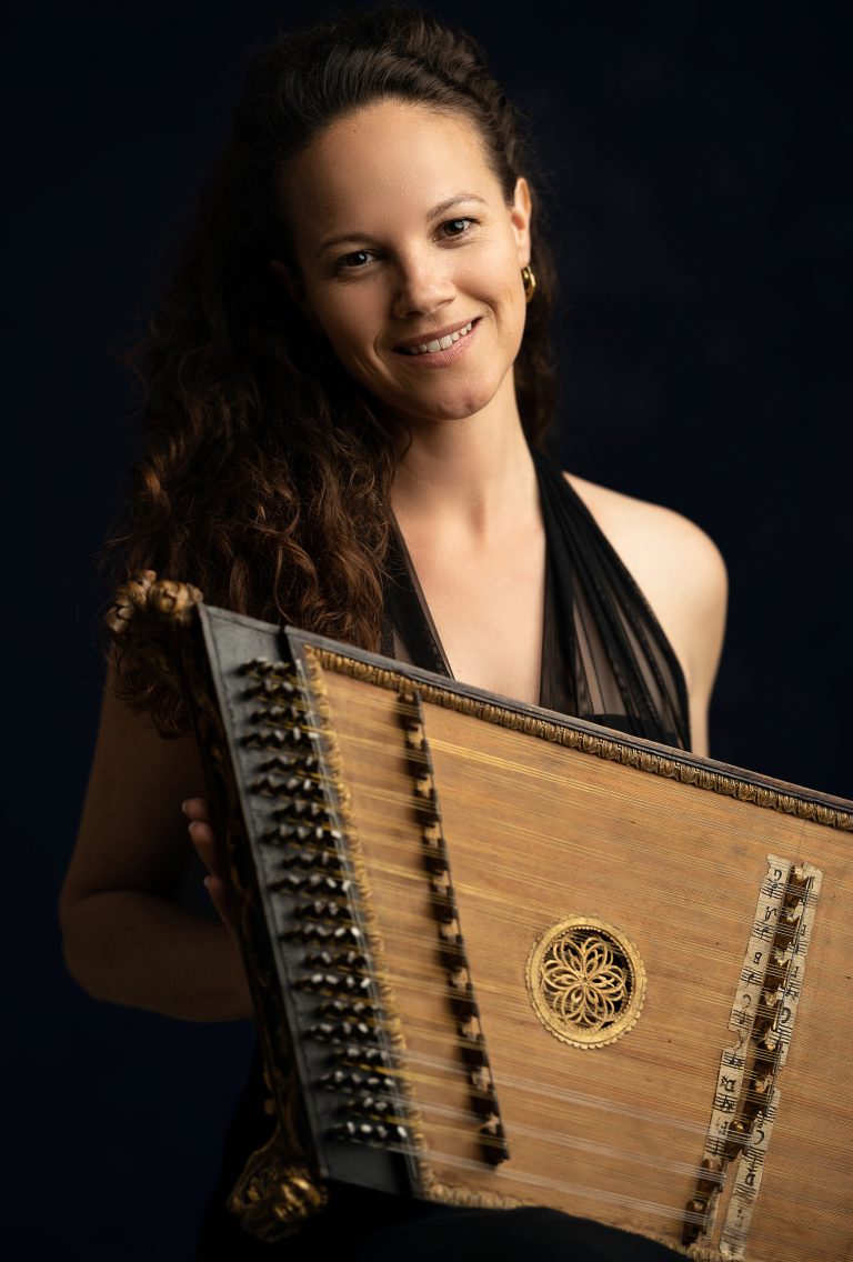 Franziska Fleischanderl mit ihrem Salterio, einem historischen Hackbrett.