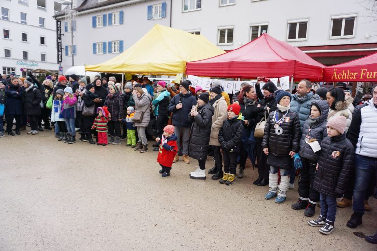 Zahlreiche Faschingsfans säumten die Kornmarktstraße in Bregenz.