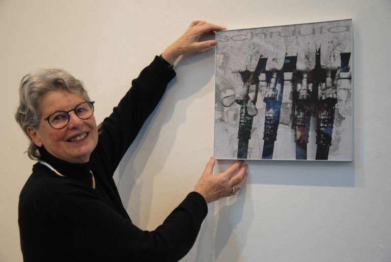 Heidi Comploj bei der Hängung der Fotos der Ausstellung im Theater am Saumarkt. <span class="copyright">BI (7)</span>
