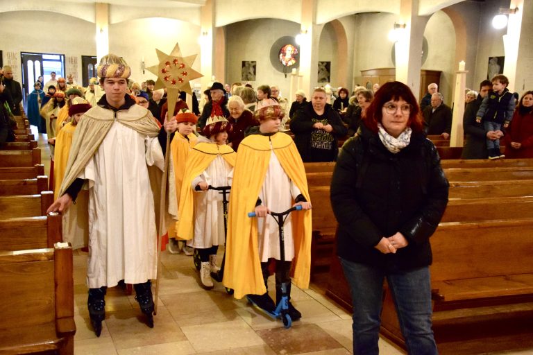 Einzug der Sternsingerinnen und Sternsinger in die Heilig-Kreuzkirche. 