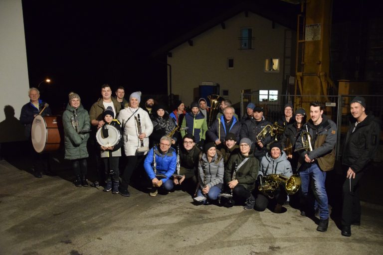 Die Bürgermusik St. Gallenkirch bei einer abendlichen Ausrückung in ihrer Heimatgemeinde diesen Winter.