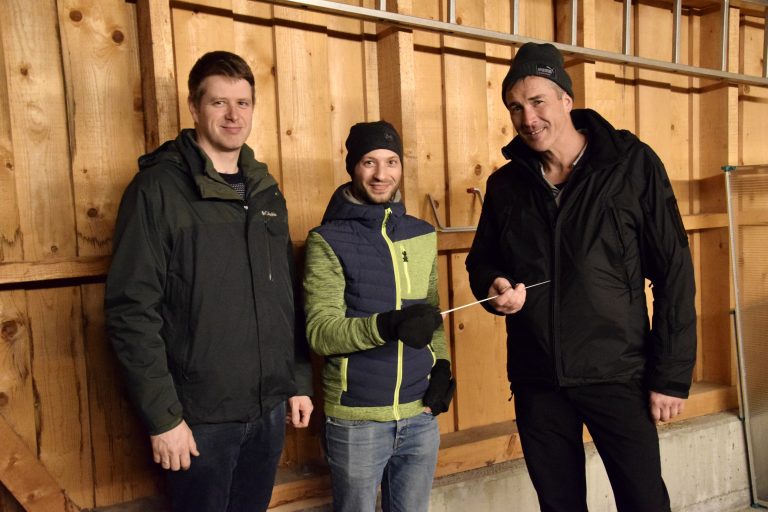 Gerhard Weinold übergab den Taktstock neulich wieder an Andreas Stross. St. Gallenkirchs Bürgermeister Josef Lechthaler, Obmann der Bürgermusik St. Gallenkirch von 2009 bis 2014, gratulierte. <span class="copyright">SCO</span>