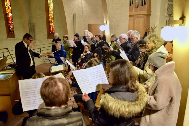 Der Projektchor Heilig Kreuz und die Instrumentalisten