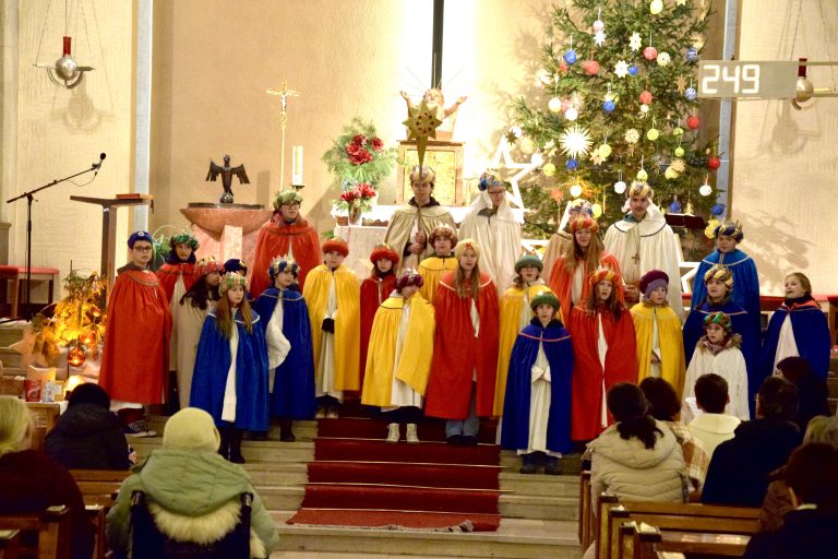 Auftritt der Sternsinger in der Pfarrkirche. <span class="copyright">SCO</span>