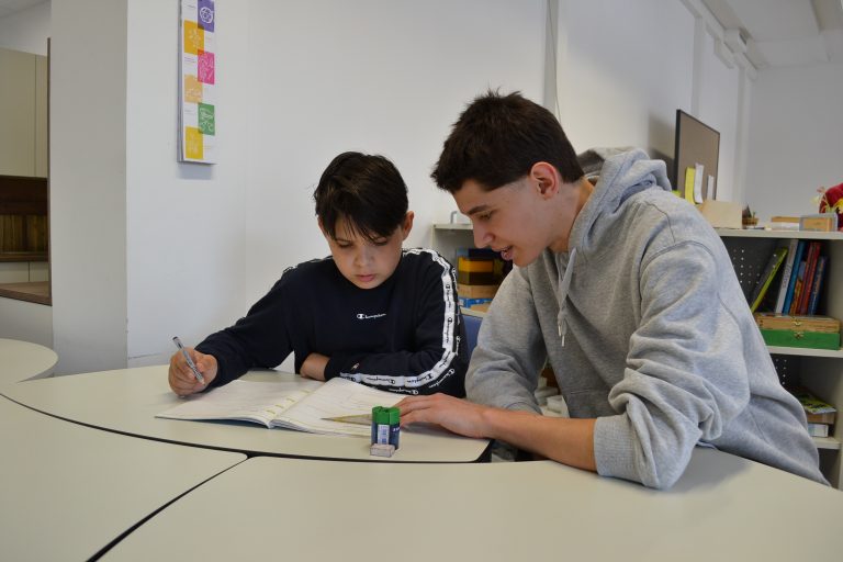 Einen sinnvollen Zivildienst leistete Julian Ganahl (r.) aus St. Gerold bei der Caritas in Feldkirch – unter anderem im Lerncafé – ab, wie dieses Archivbild aus dem letzten Jahr beweist. Die Caritas berichtet auch von Extras, die man bei ihr erhalte – etwa Fahrsicherheitstrainings im Rahmen der Führerscheinausbildung: „Davon profitieren die jungen Menschen auch für ihr weiteres Leben.“ <span class="copyright">Caritas Vorarlberg</span>