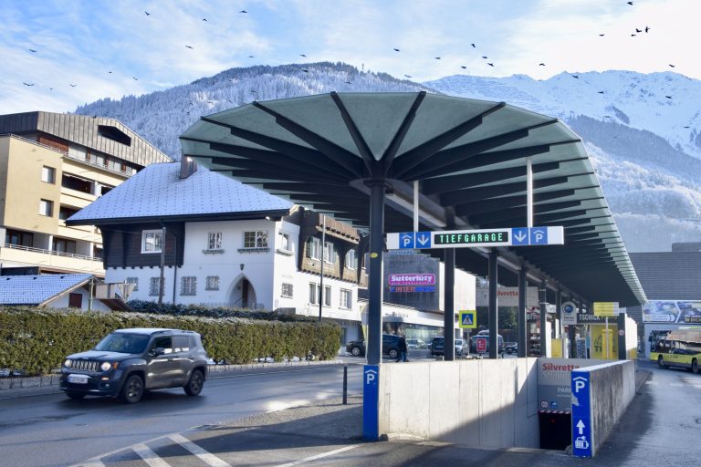 Eine weitere Tiefgarage gibt es beim Bahnhof.  <span class="copyright">SCO</span>