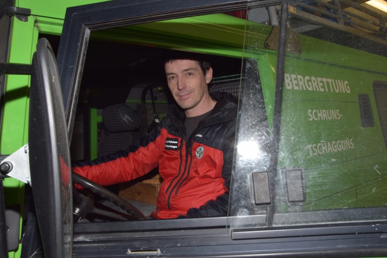 Rupert Pfefferkorn im Einsatzwagen.