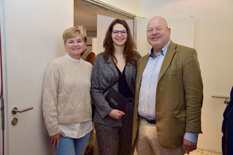Nicole Kaufmann (WIGE), Michaela Cifci (Apotheke Bludenz Stadt) und Michael Wawersik (WAM Immobilien). <span class="copyright">sco</span>