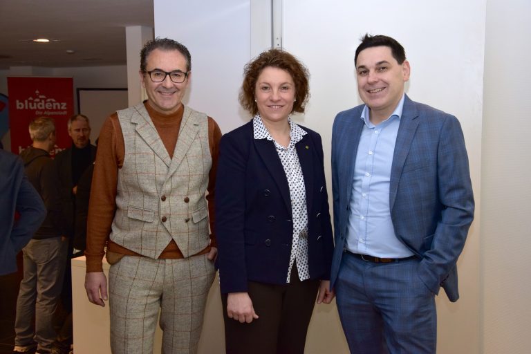 Markus Gschiel (Dr. Brugger &amp; Partner ZT), Marion Schwaninger und Michael Wachter (beide Raiffeisenbank). <span class="copyright">sco</span>