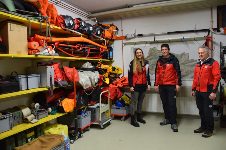 Elisa Schuchter, Rupert Pfefferkorn und Stefan Dönz im beengten Materiallager. <span class="copyright">sco</span>