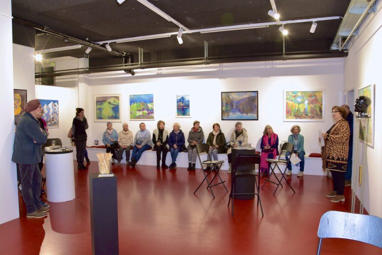 Interessierte Besucher bei der Vernissage.