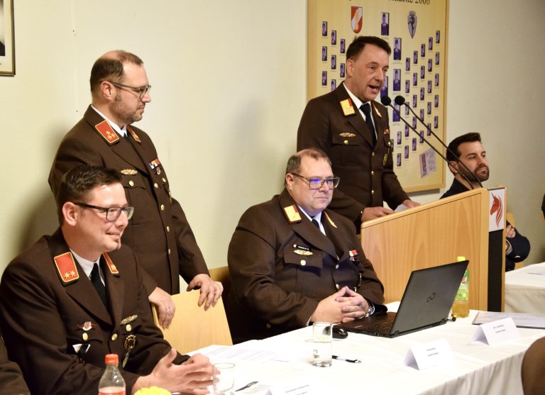 Bezirksfeuerwehrinspektor Karl-Heinz Beiter am Rednerpult.