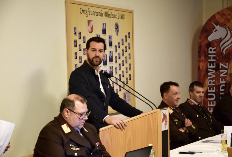 Bürgermeister Simon Tschann am Rednerpult.
