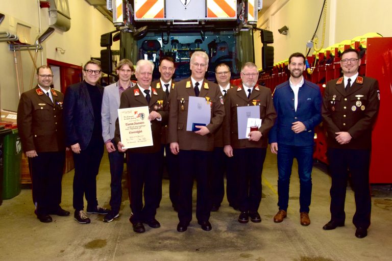 Feuerwehrkommandant Gunnar Vonbun, Landtagsabgeordneter Christoph Thoma, Stadtrat Bernhard Corn, Thomas Feuerstein (zum Ehrenmitglied ernannt), Bezirksfeuerwehrinspektor Karl-Heinz Beiter, Christoph Feuerstein (50 Jahre FW Bludenz-Mitglied), Abschnittsfeuerwehrkommandant Guntram Vonbun, Bruno Köb (40 Jahre FW Bludenz-Mitglied), Bgm. Simon Tschann und Kommandant-Stellvertreter Joachim Zoderer. <span class="copyright">ALLE BILDER:SCO</span>