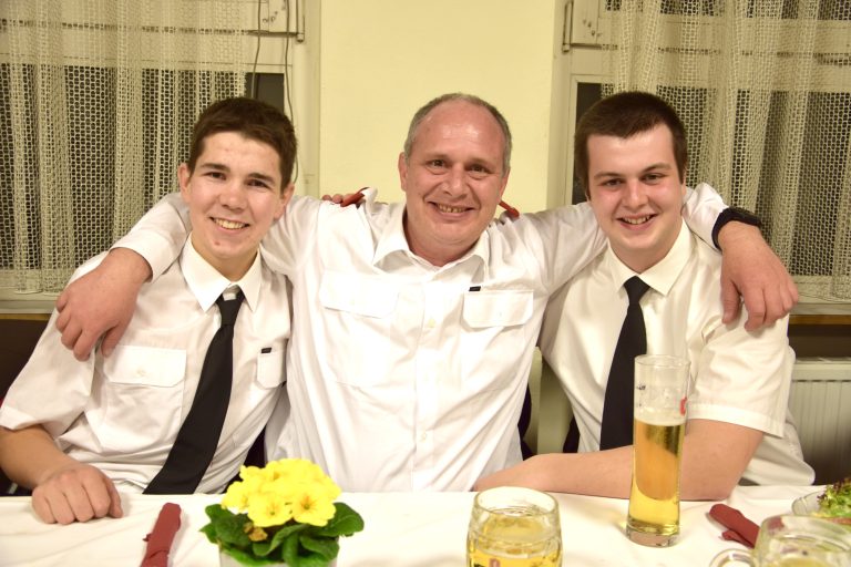 Fahnenabordnung der OF Bludenz: Wolfgang Tomaselli (M.) mit Sebastian Capelli (l.) und Michael Tomaselli.