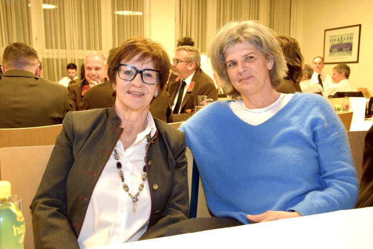 Fahnenpatin Inge Walch (l.) und Maria Feuerstein.
