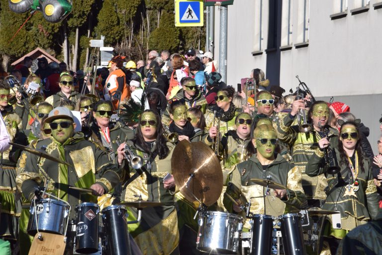 Gugamusiken mit bunten Kostümen durften nicht fehlen.