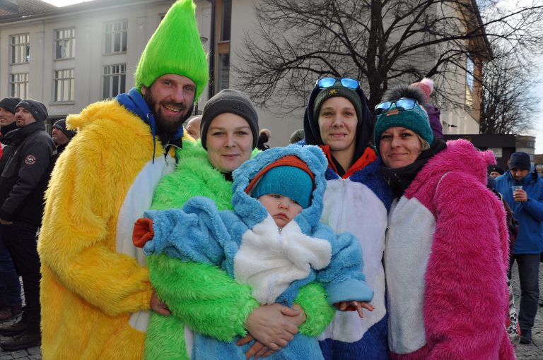 Klein und Groß in prächtiger Faschingslaune.