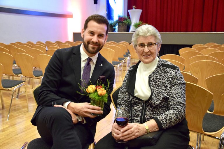 Bürgermeister Simon Tschann begrüßte beim Neujahrsempfang im Stadtsaal auch seine Oma Trudi. <span class="copyright">SCO</span>