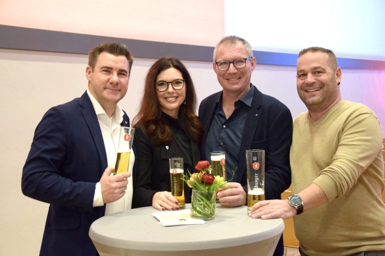 Vizebürgermeisterin Andrea Mallitsch mit Ehemann Bernd (Mallitsch Bau- und Pflasterergesellschaft) in der Mitte, Geschäftsführer Christian Muigg (l.) und Gebietsverkaufsleiter Rene Maurer (r.), beide Brauerei Fohrenburg. <span class="copyright">SCO</span>
