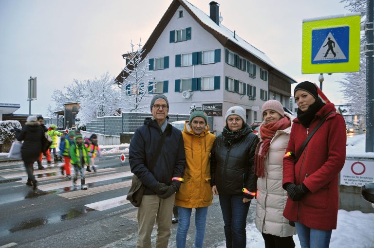 Seit Jahren bemüht man sich gemeinsam um mehr Sicherheit im Verkehr: Harald Geiger (Bürgerinitiative), Birthe Bittner (Elternverein), Direktorin und Lehrerinnen der VS Haselstauden. <span class="copyright">lcf</span>