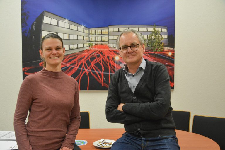 Die HAK/HAS Lustenau hat ihre Grünfläche in einen Naturgarten verwandelt. Nun wird die Schule mit dem Umweltpreis der Marktgemeinde ausgezeichnet. Professorin Christine Feurstein und Direktor Hannes Scheffknecht freuen sich über die Auszeichnung. <span class="copyright">bvs</span>