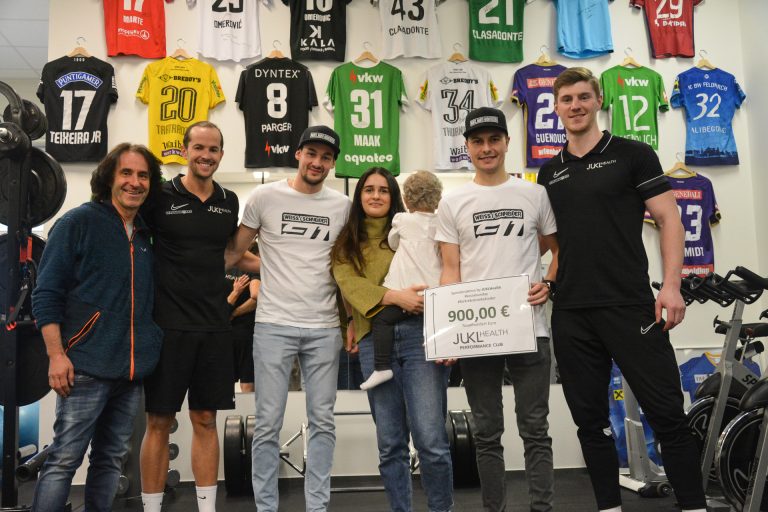 Den ganzen Dezember wurde für die kleine Meryem geschwitzt. Nun wurde der Familie im Beisein von Joe Fritsche die Spende übergeben. Joe Fritsche (Stunde des Herzens), Julian Kleinheinz (GF Performance Club), Patrick Schneider, Ruman mit Meryem, Benny Weiss und Florian Winder. <span class="copyright">bvs</span>