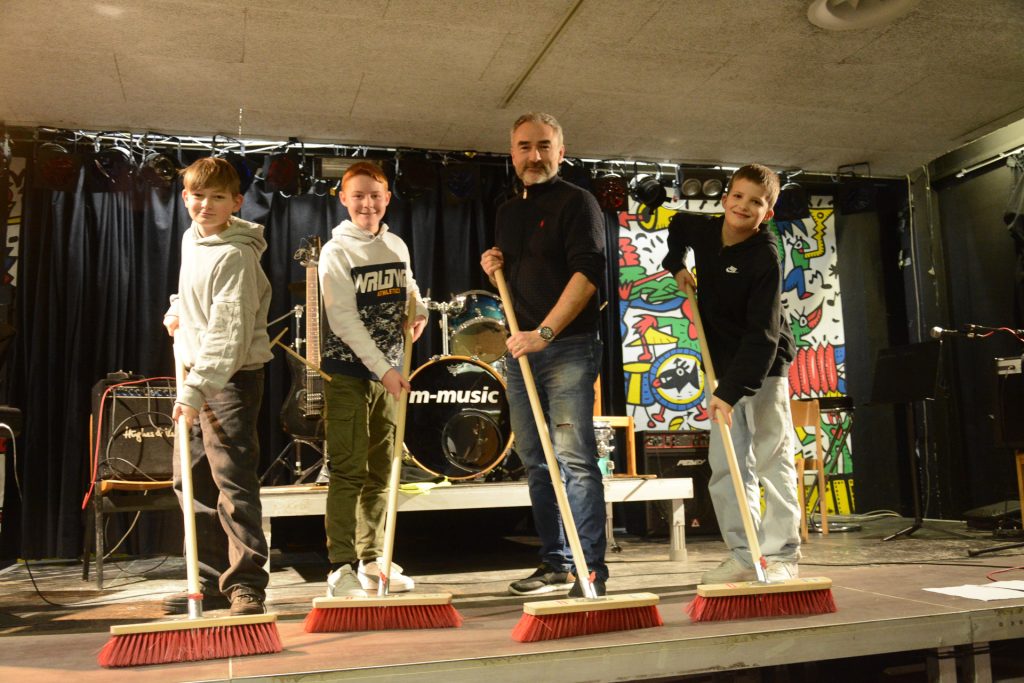 Diese Lustenauer Schlagzeugschüler haben den Rhythmus im Besen