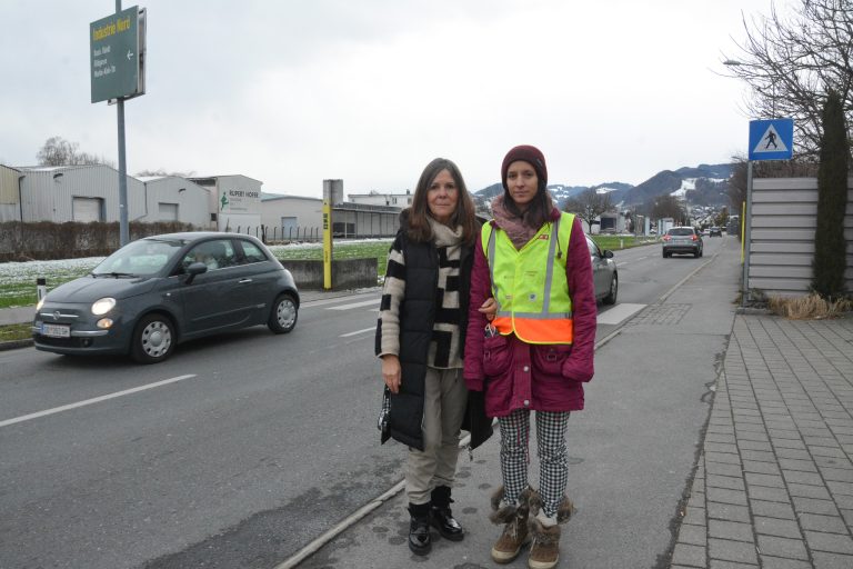 Die Anrainerinnen Karin Bitschnau und Amelie Merten hoffen auf eine Beruhigung der angespannten Verkehrssituation in der Zellgasse.
