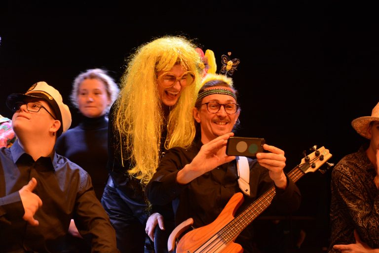 Die Rheintalische Musikschule lud am Freitagabend zum Faschingskonzert in den Reichshofsaal. Vor dem Auftritt der All-Stars-Inclusive-Band gab es noch ein Erinnerungsfoto. <span class="copyright">bvs</span>