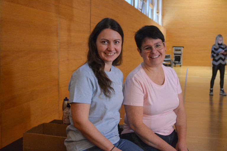 Die Lehrerinnen Lisa Steurer und Gabi Staudacher haben mit ihren Schülern den Refrain einstudiert.