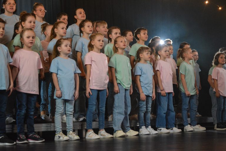 Lauthals sangen die Schüler mit.