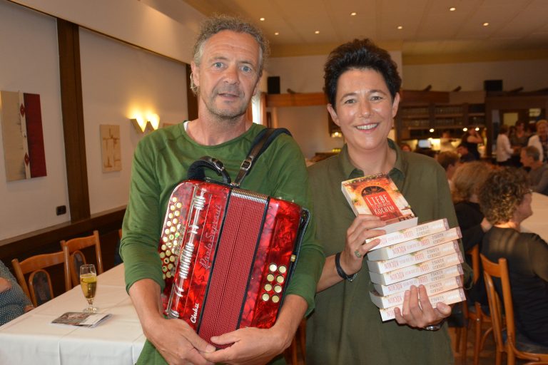 „Liebe ist die beste Köchin“ ist der erste Roman von Irmgard Kramer für Erwachsene.