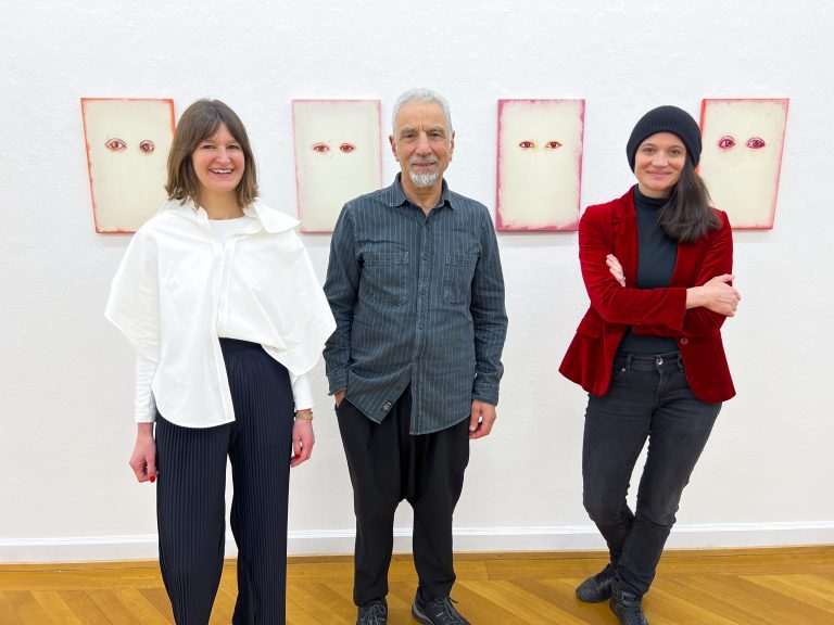 Die Künstlerin Sarah Bechter, der Künstler Mahmut Celayir und Maria Simma (re.) bei der Eröffnung der neuen Ausstellung. <span class="copyright">Franc </span>