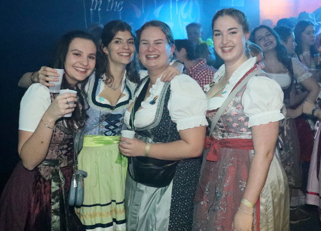 In Pyjama und Tracht: Die Mottopartys der Leiblachtaler Schalmeien